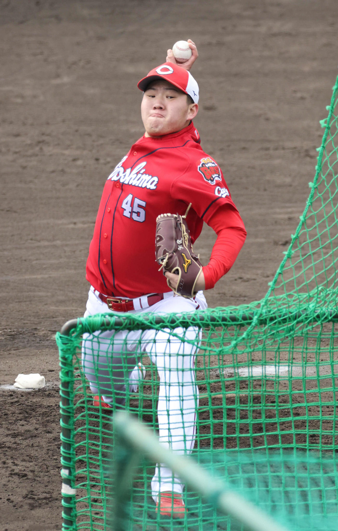 ランチ特打で打撃投手を務める広島ドラフト5位の松本（撮影・加藤孝規）