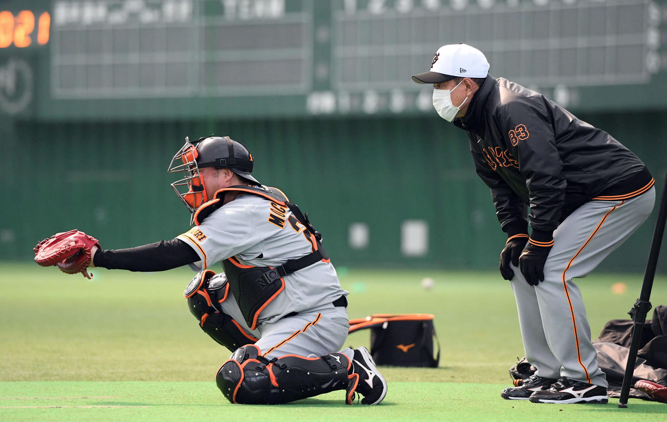 ブルペンで投球練習を見る巨人原監督（撮影・たえ見朱実）