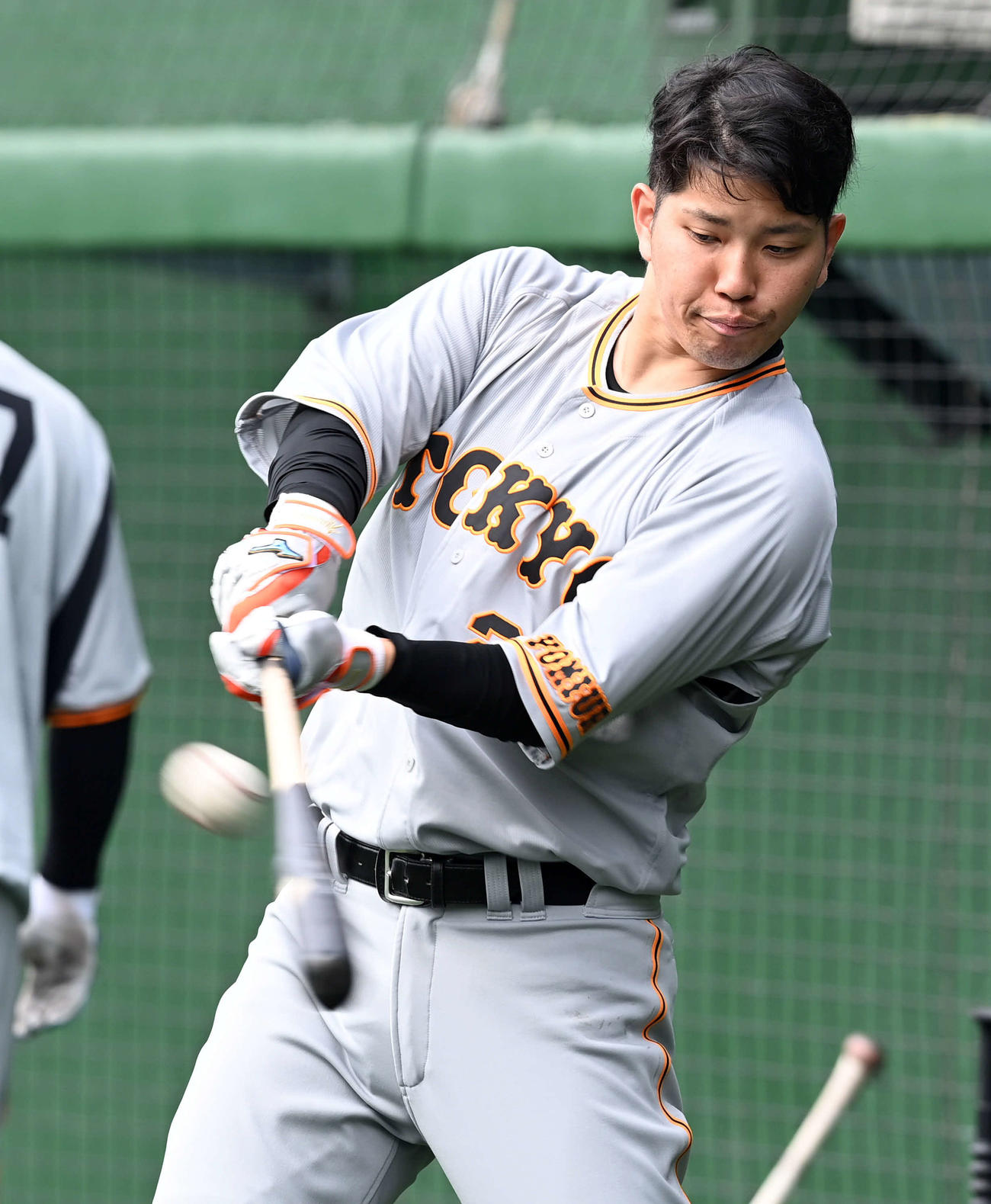 ティー打撃を放つ巨人大城（撮影・たえ見朱実）