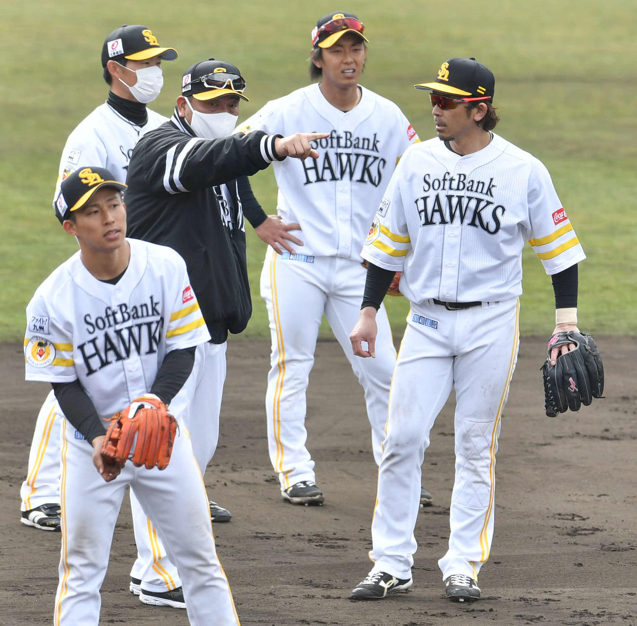 挟殺プレーの練習中、藤本監督（中央左）と話す松田（撮影・岩下翔太）