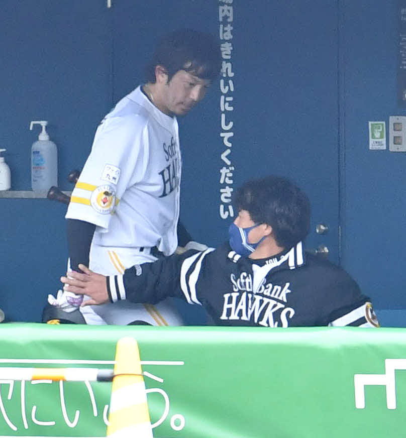 打撃練習を終えた松田（左）と話す城島球団会長付特別アドバイザー（撮影・岩下翔太）