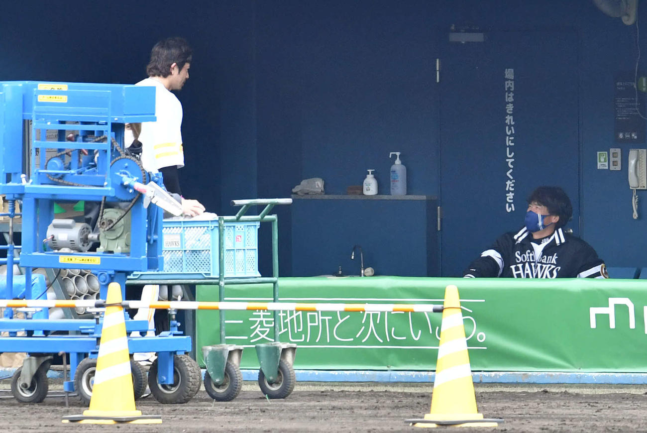 打撃練習を終えた松田（左）と話す城島球団会長付特別アドバイザー（撮影・岩下翔太）
