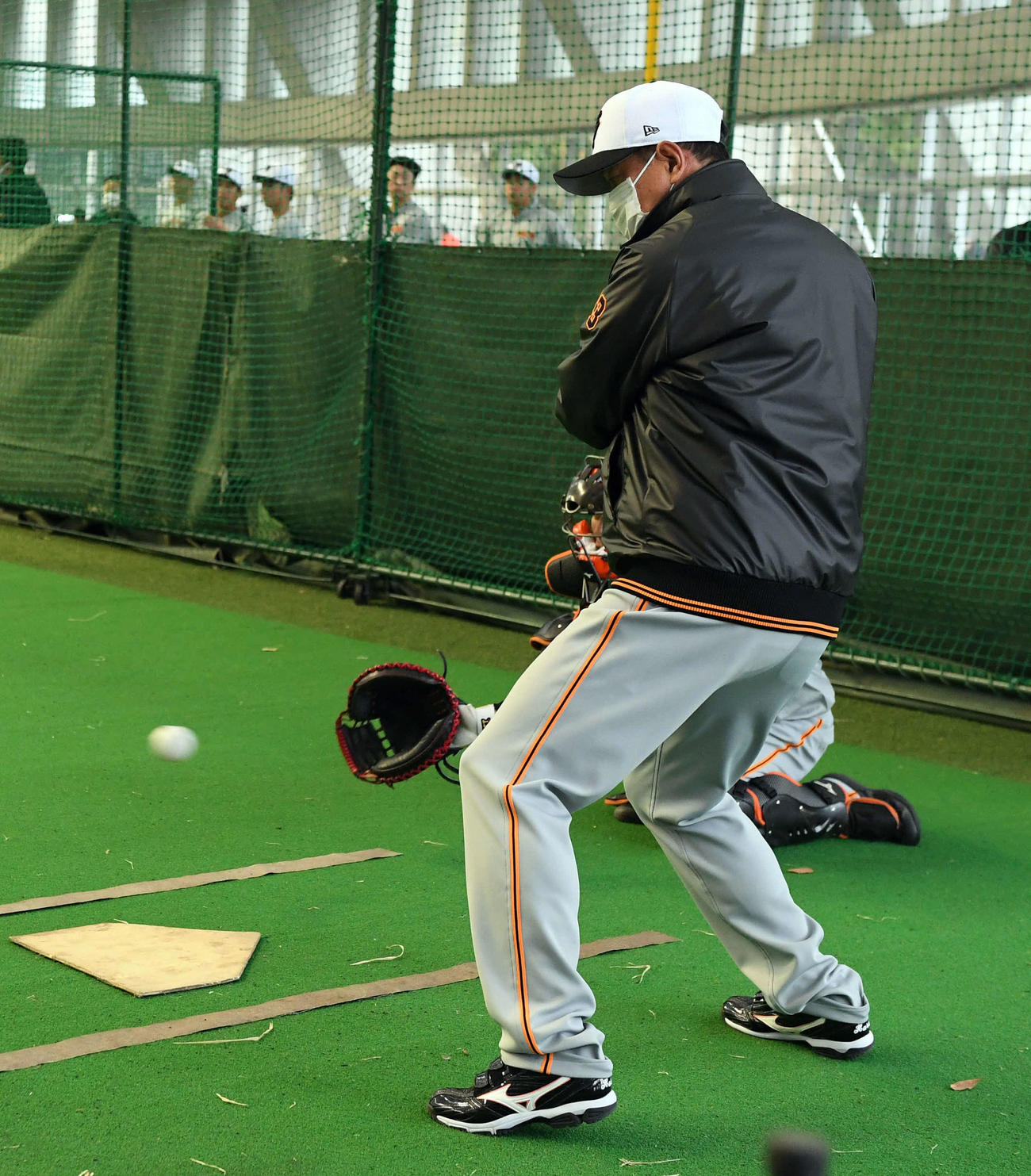 菅野の投球練習で打席に立つ巨人原監督（撮影・たえ見朱実）