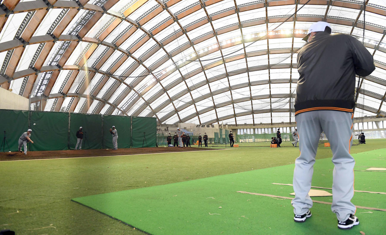 菅野の投球練習で打席に立つ巨人原監督（撮影・たえ見朱実）