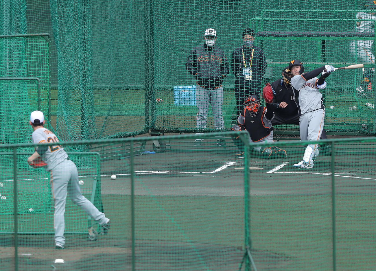フリー打撃をする岸田。投手戸郷（撮影・河田真司）