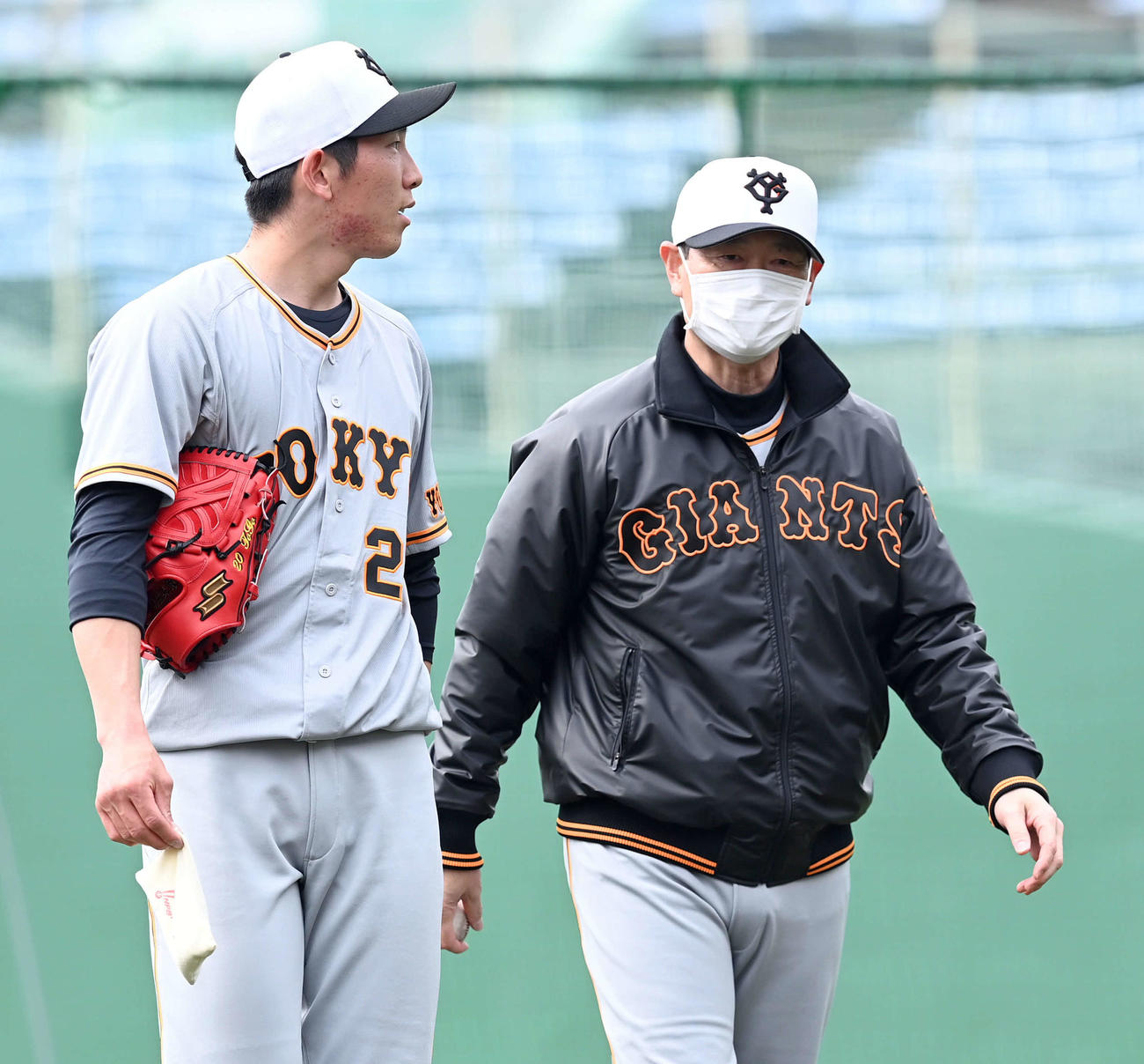 フリー打撃で投手を務めた巨人戸郷翔征（左）に声をかける桑田投手チーフコーチ（撮影・たえ見朱実）