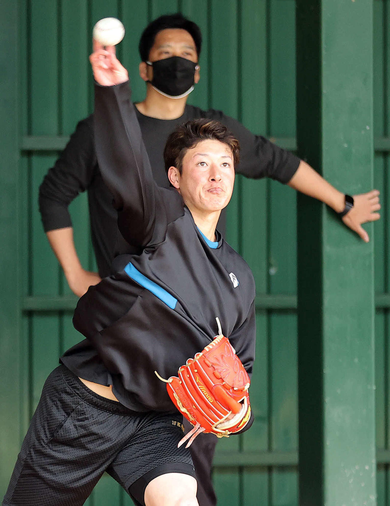 藤川球児氏（後方）の指導を受けて投げ込む日本ハム吉田（撮影・河野匠）