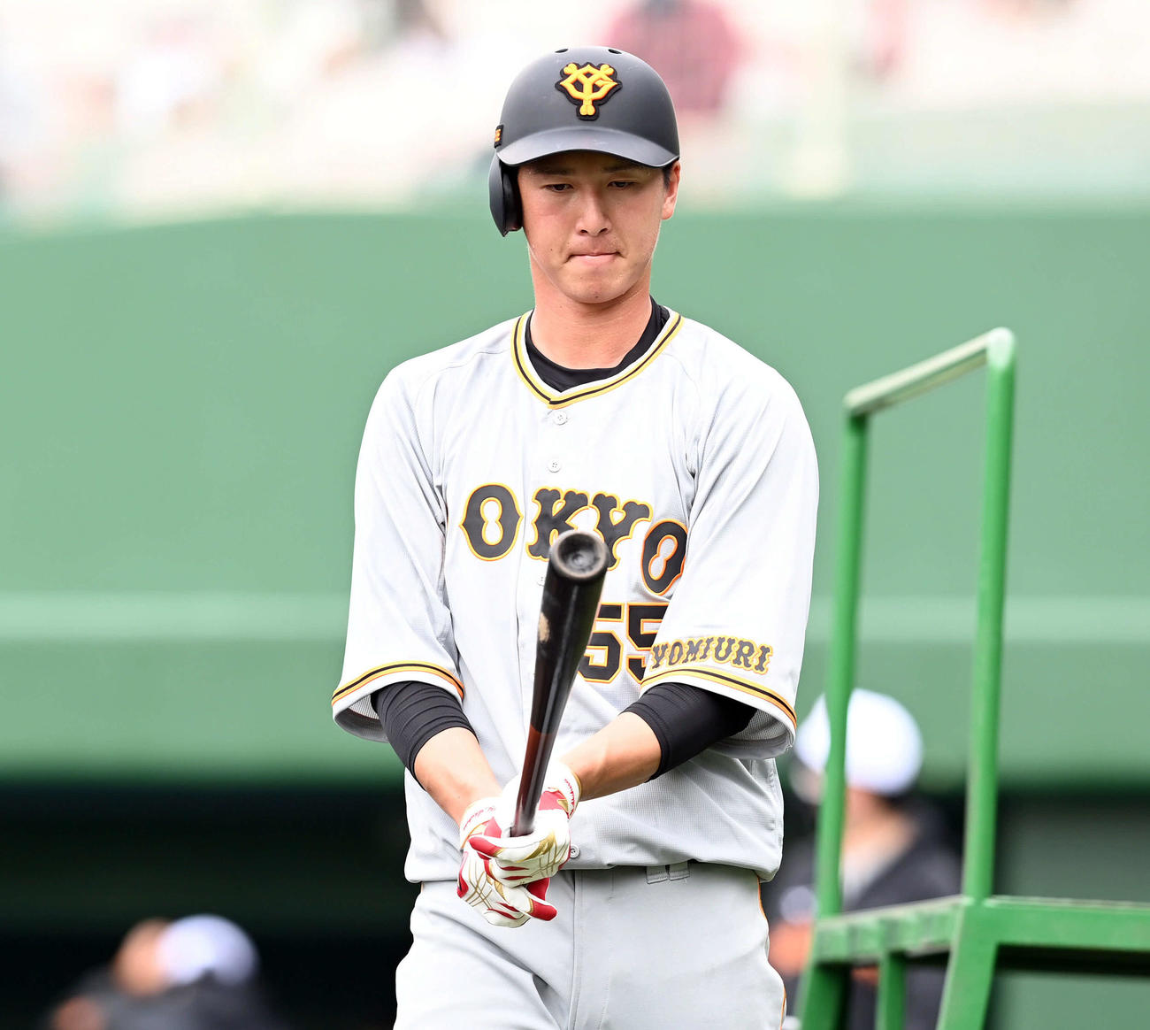 打撃練習中、じっとバットを見る秋広（撮影・たえ見朱実）