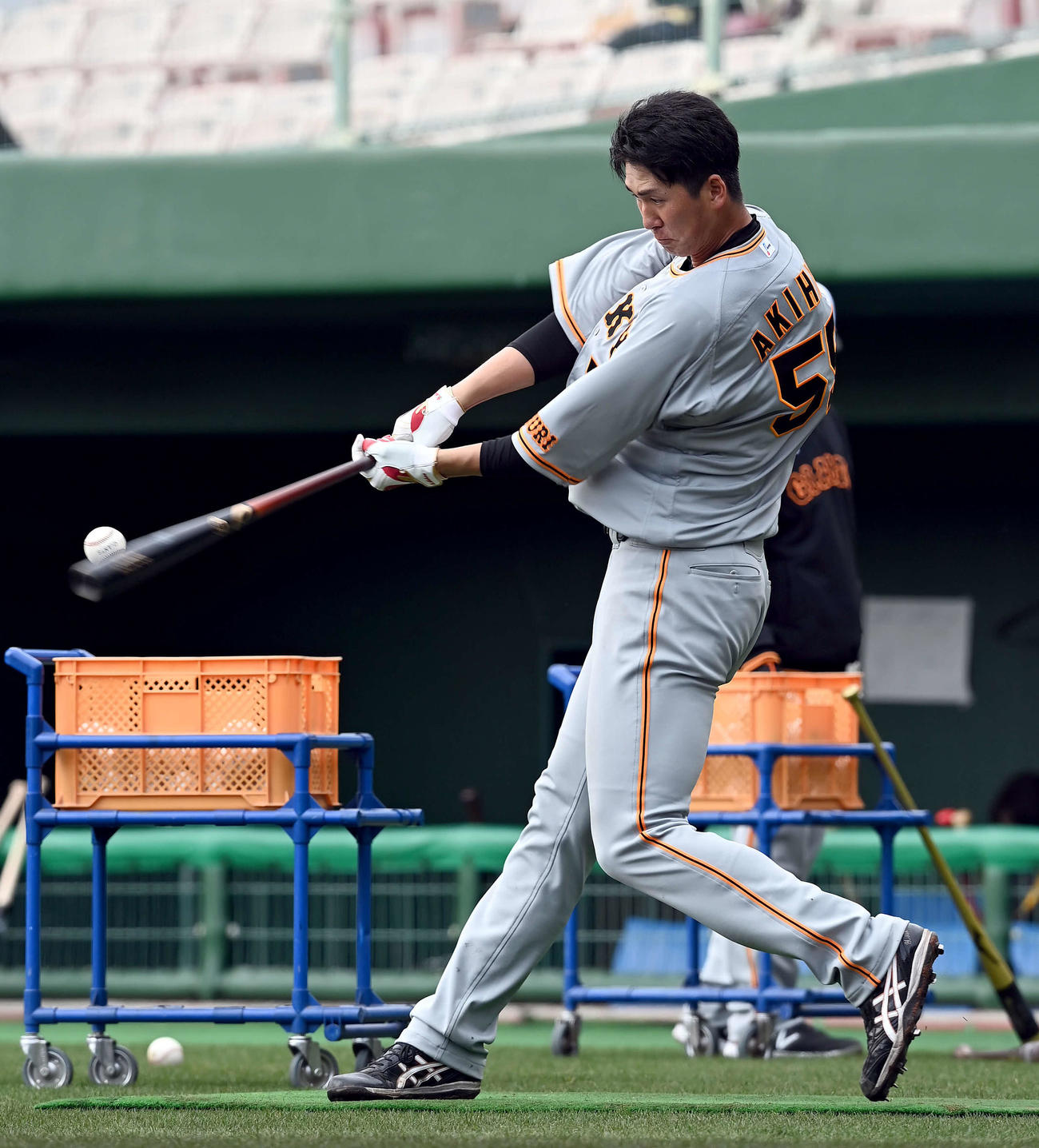ロングティー打撃を行う秋広（撮影・たえ見朱実）
