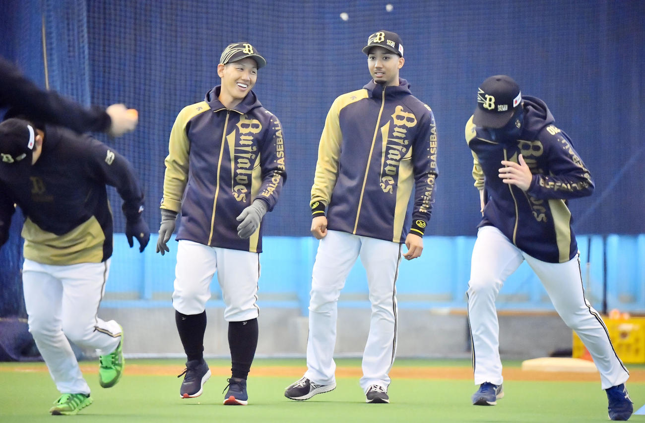 合流しナインとともにアップする吉田正、右は宗（撮影・和賀正仁）