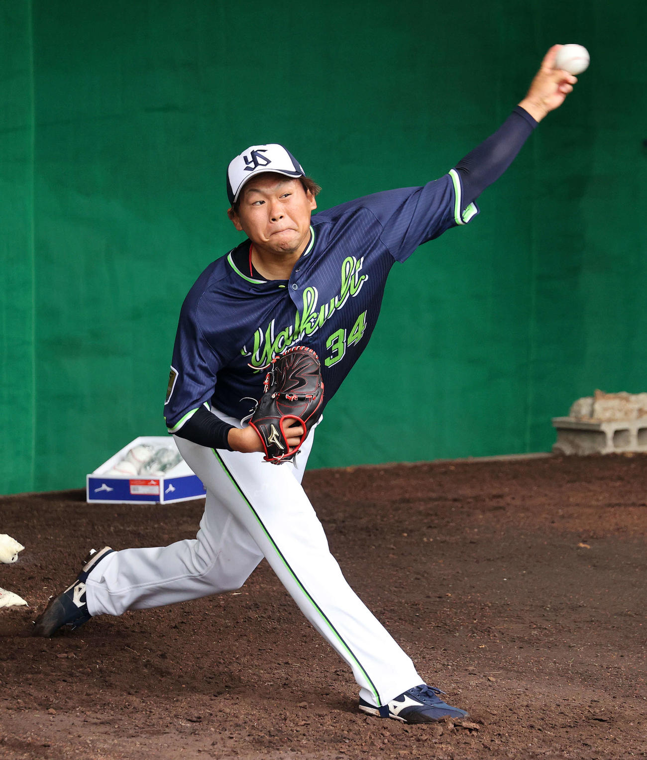 ブルペンで投球練習するヤクルト田口（撮影・鈴木正人）