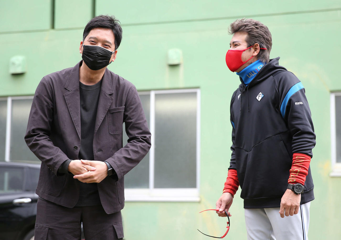 視察に訪れた藤川氏（左）と談笑する日本ハム新庄監督（撮影・河野匠）