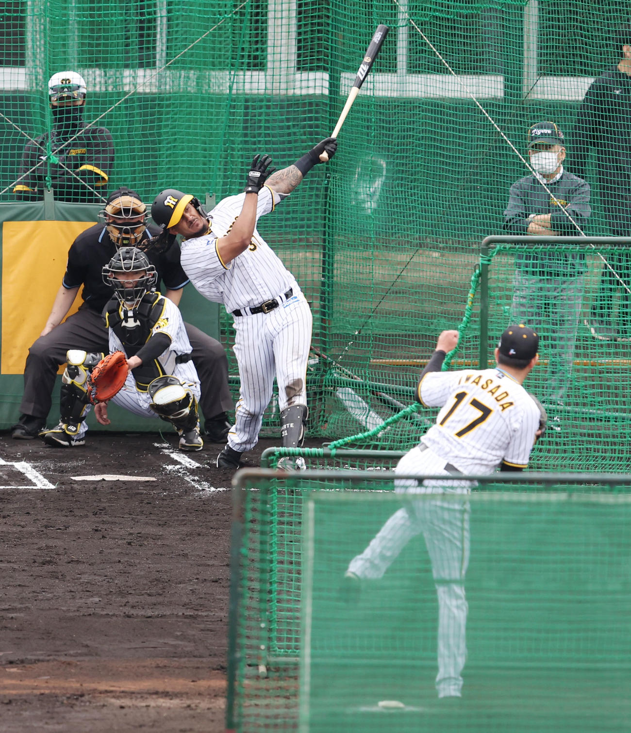 打撃投手で登板した岩貞のボールを打つマルテ（撮影・加藤哉）