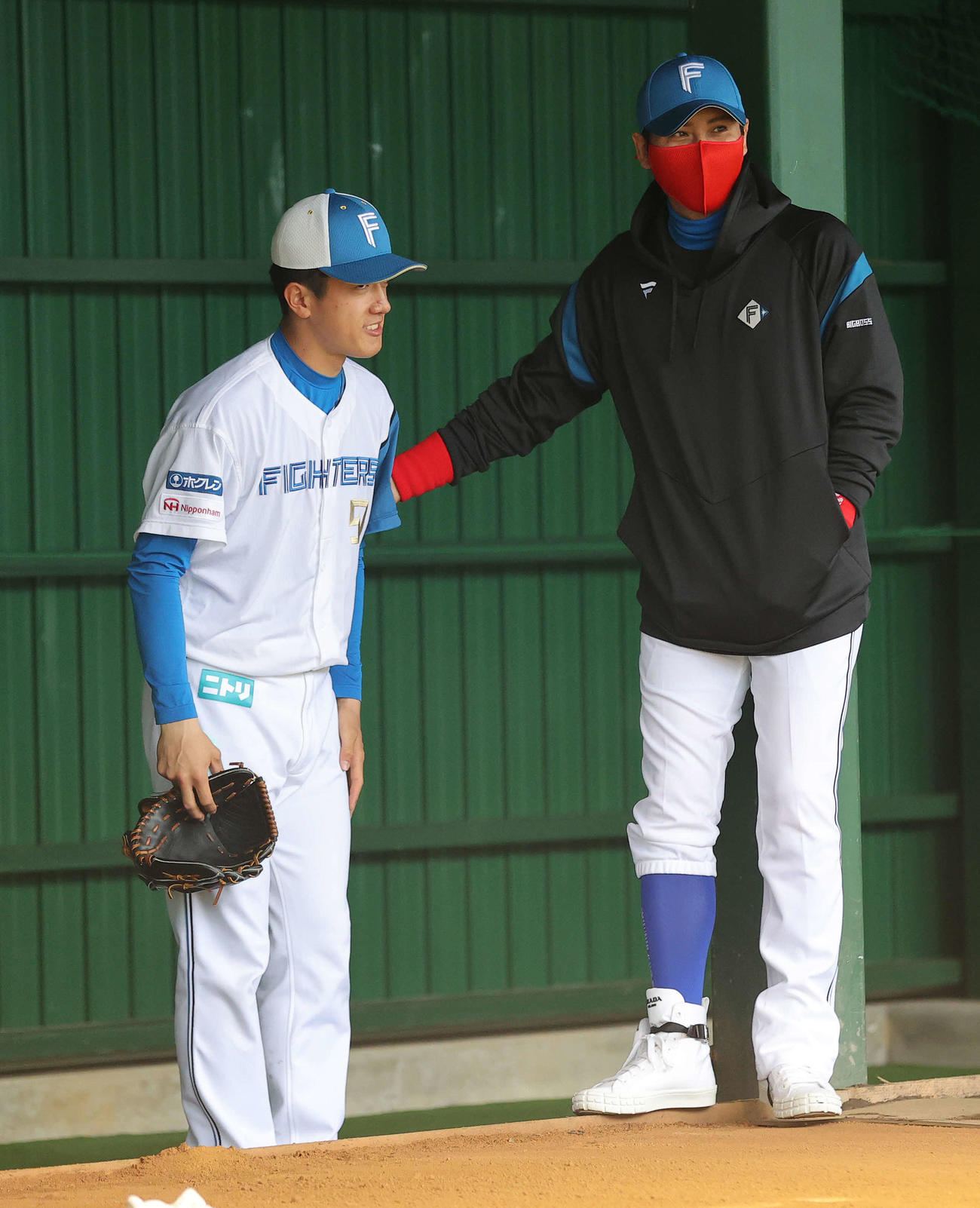 北山亘基（左）と新庄剛志監督（2022年2月3日撮影）