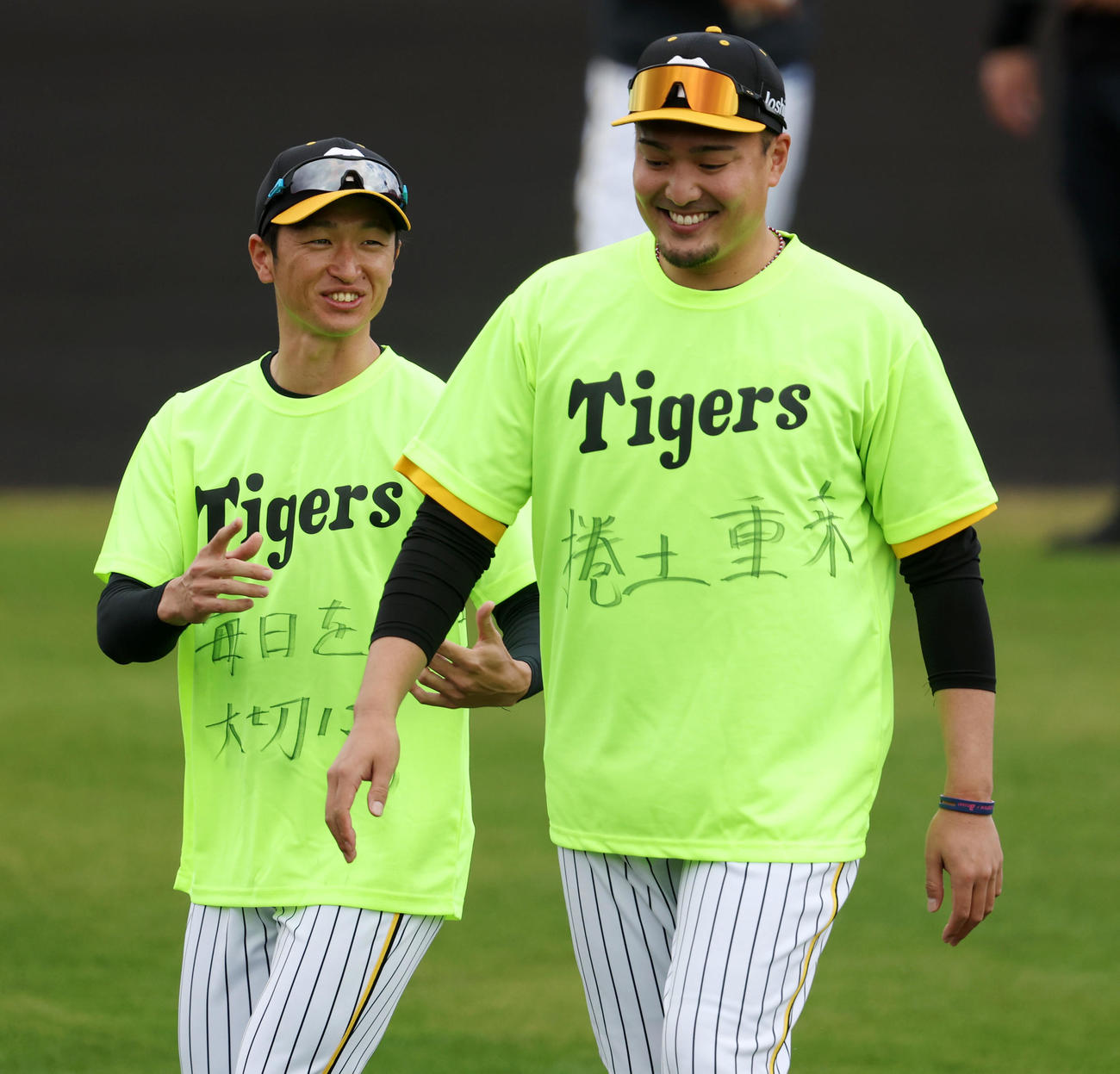 ワンデーキャプテンの近本（左）と秋山は談笑する（撮影・加藤哉）