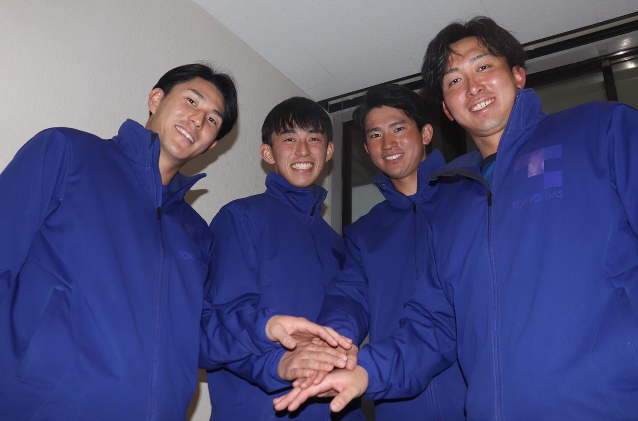 笑顔で写真撮影に応じた東京ガス4人の新人。左から皆川、井手、山崎、津原（撮影・阿部泰斉）