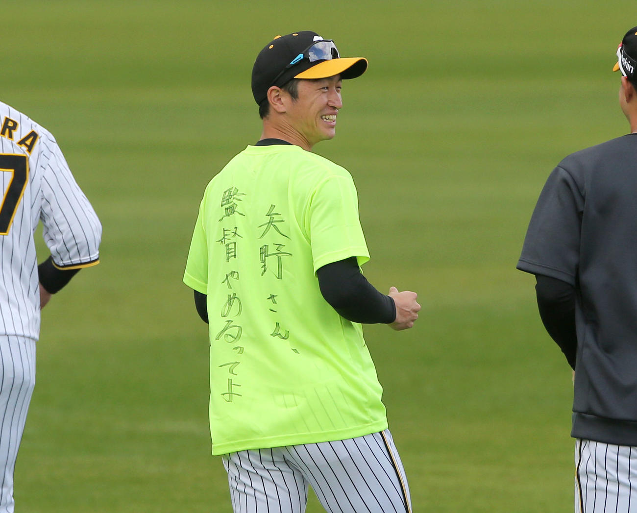 笑顔でアップする1日キャプテンの近本（撮影・上山淳一）