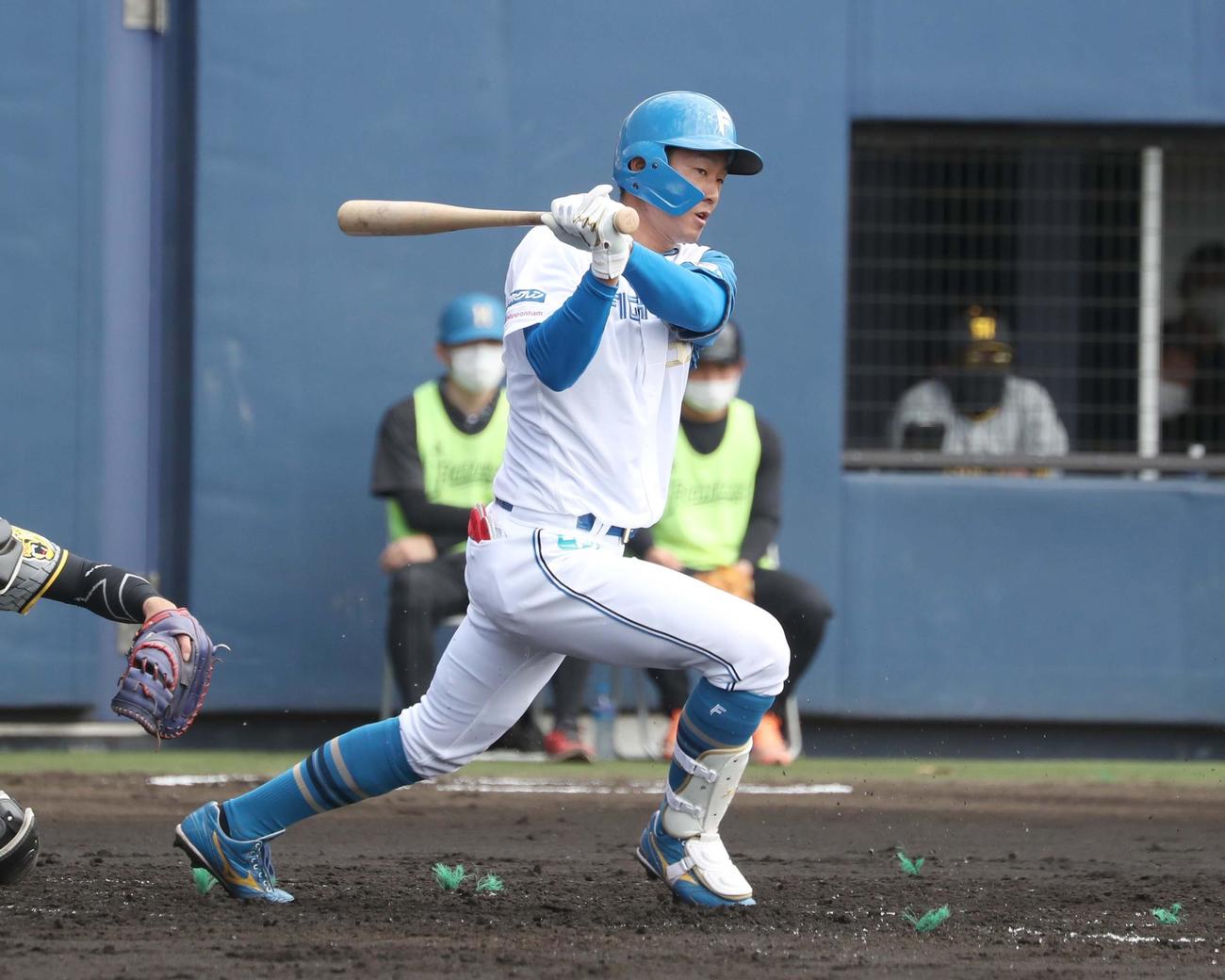 日本ハム対阪神　2回裏日本ハム1死、右翼線に二塁打を放つ石井（撮影・黒川智章）