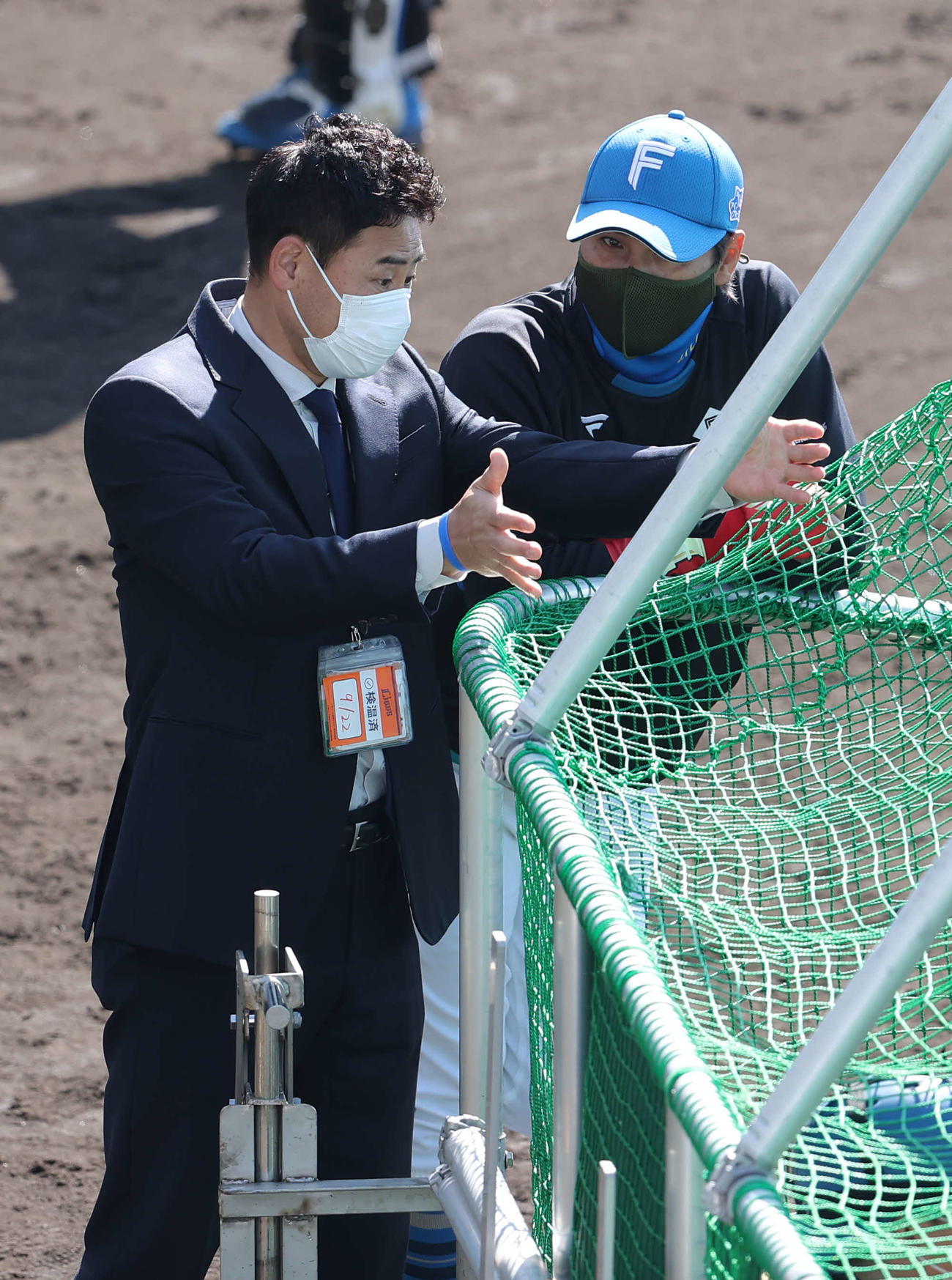 練習試合　日本ハム対阪神　試合前、打撃論を交わす日本ハム新庄監督（右）と前田氏（撮影・河野匠）