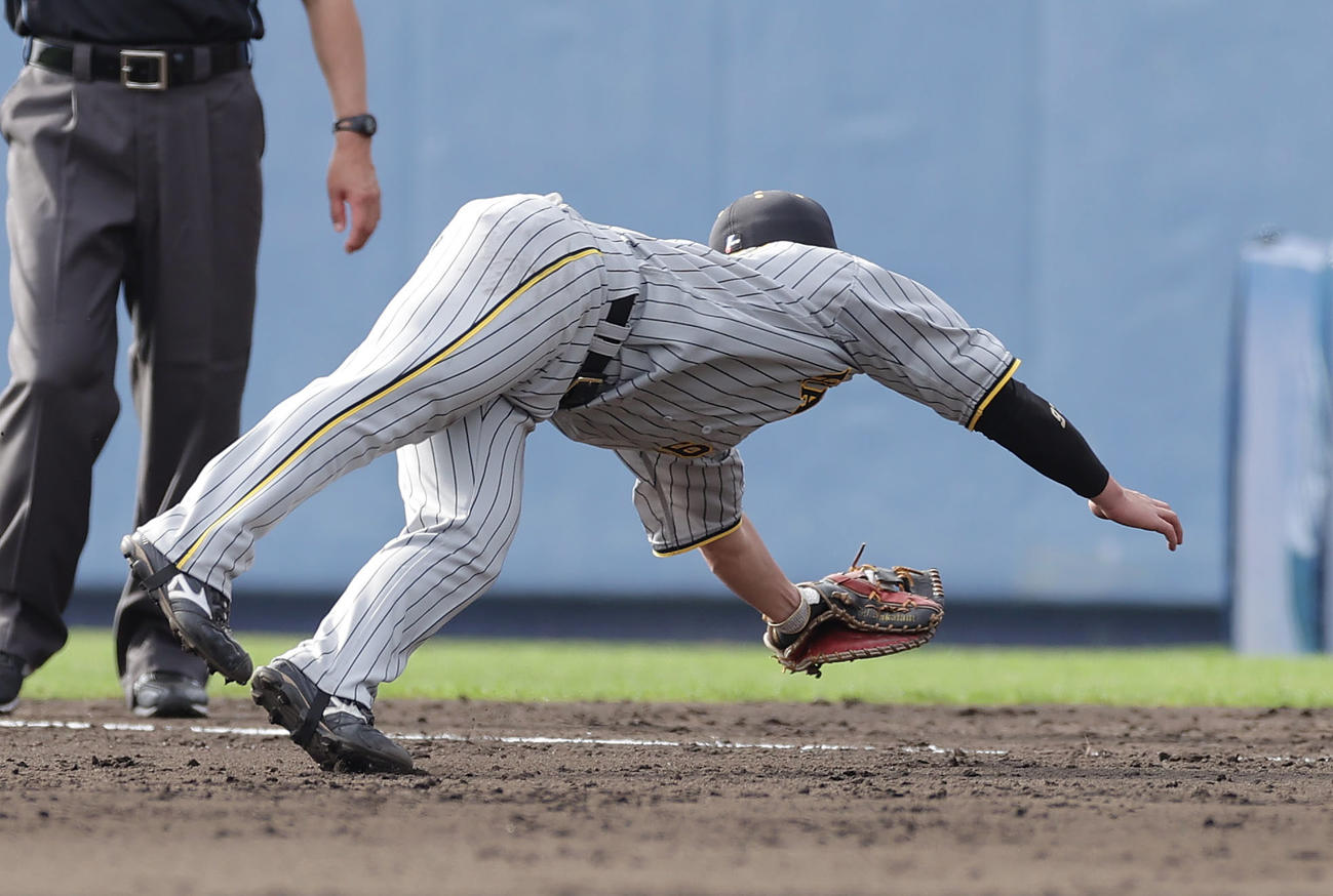 練習試合　日本ハム対阪神　7回裏日本ハム1死、松本剛の打球で好守を見せる阪神小野寺（撮影・前田充）