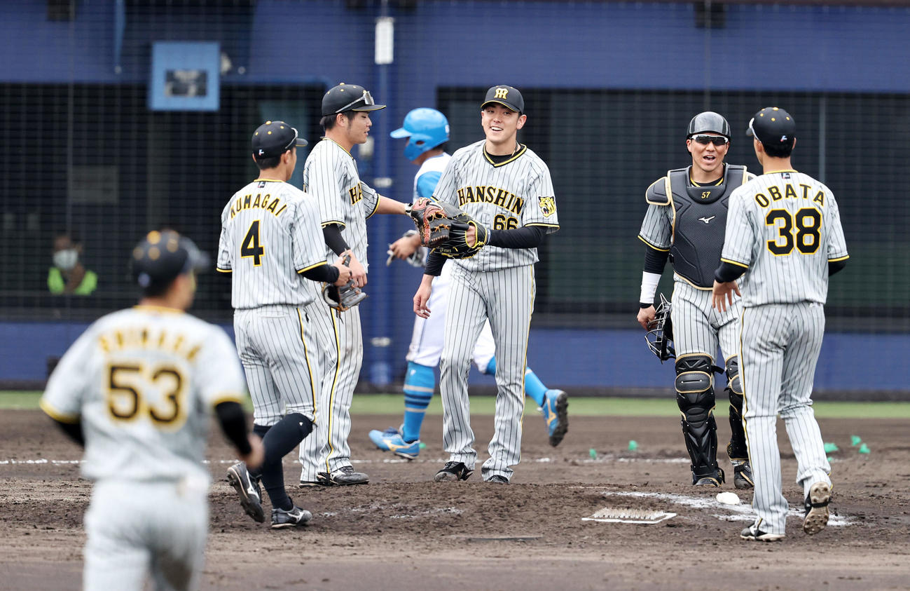 日本ハム対阪神　日本ハムと引き分けマウンドでタッチする小川（中央）らナインたち（撮影・加藤哉）
