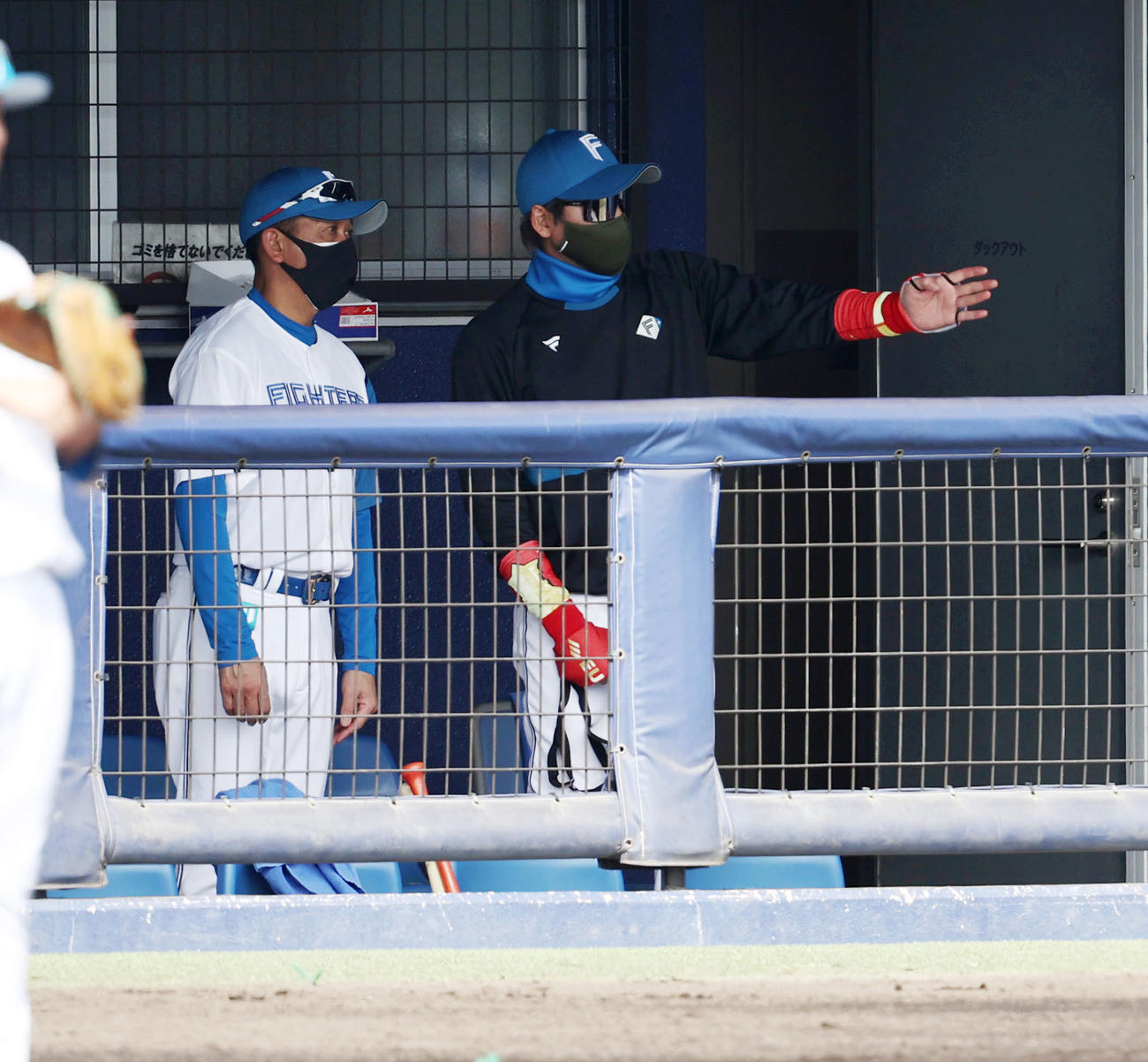 日本ハム対阪神　　ベンチでハンドマイクを手にする新庄監督（撮影・加藤哉）