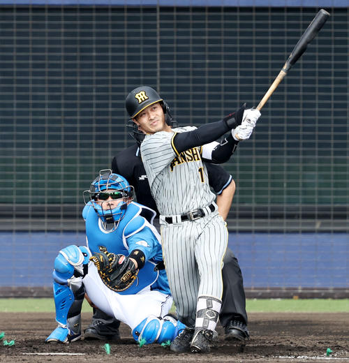 日本ハム対阪神　5回表阪神2死三塁、坂本は左越え2点本塁打を放つ（撮影・加藤哉）