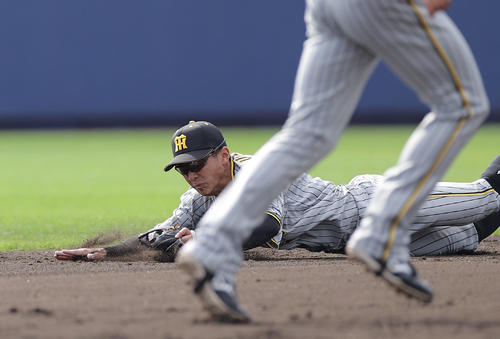 練習試合　日本ハム対阪神　6回裏日本ハム1死二塁、代打速水の打球に飛びつき好守を見せる二塁手熊谷（撮影・前田充）
