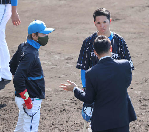 練習試合　日本ハム対阪神　試合前、前田氏（右手前）から打撃指導を受ける日本ハム宮田（右後方）。左は新庄監督（撮影・河野匠）