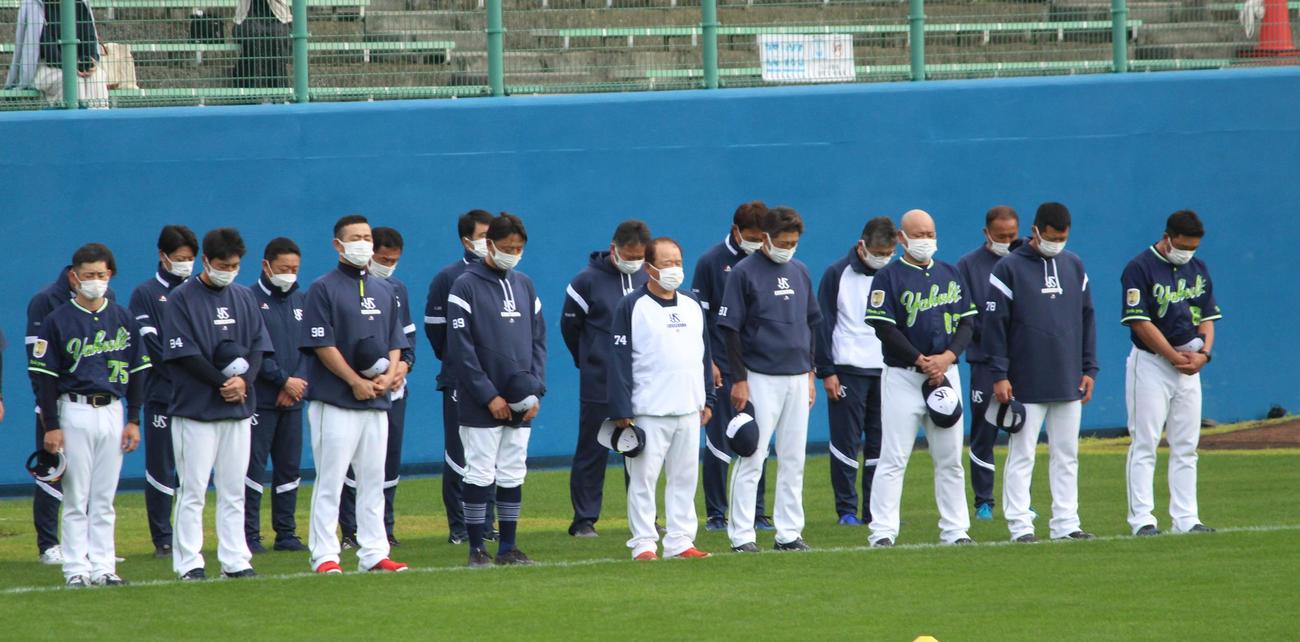 野村克也元監督の三回忌で、黙とうをするヤクルトのコーチ陣ら（撮影・保坂恭子）