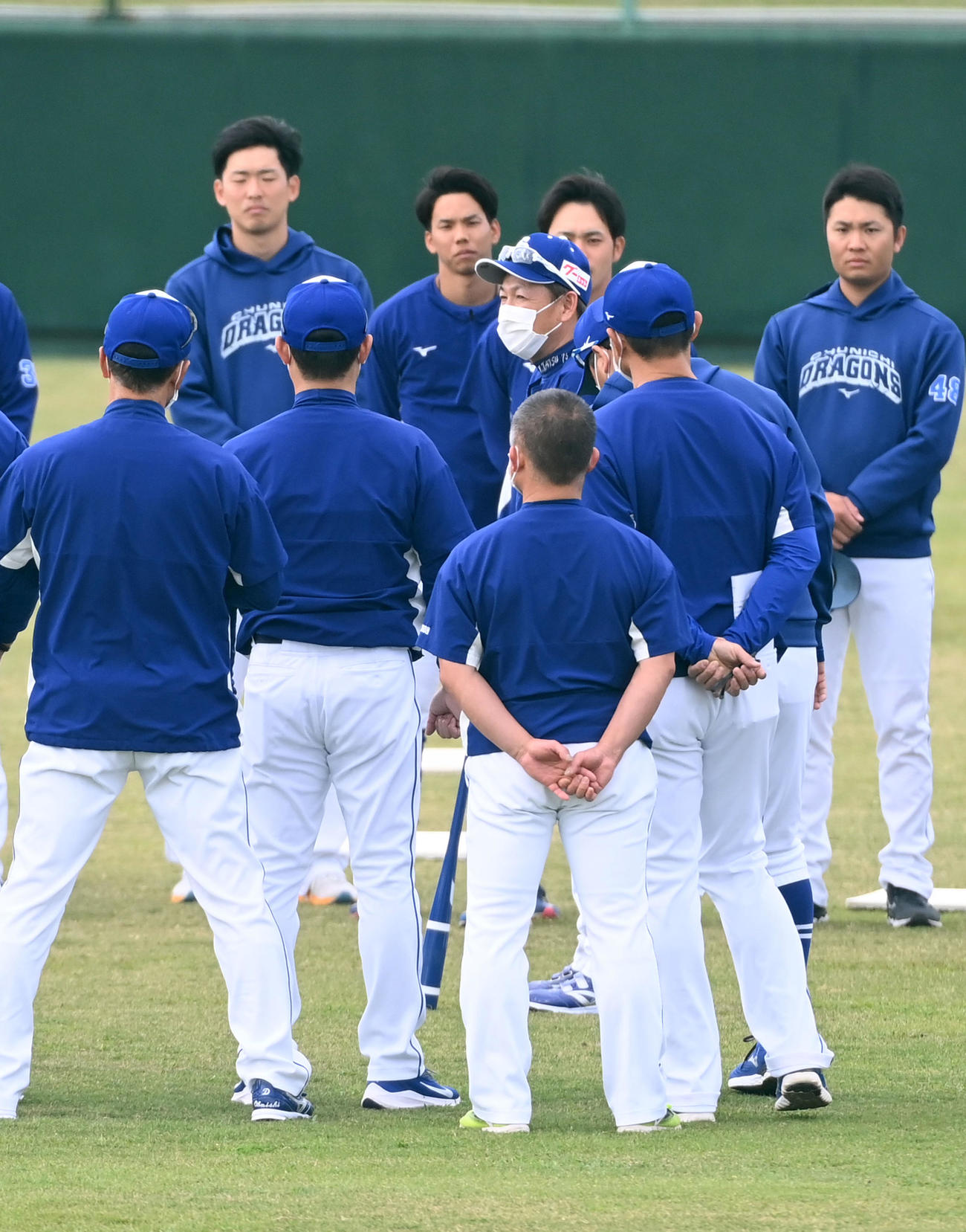 コロナ感染から復帰、ナインにあいさつする立浪監督（撮影・前岡正明）
