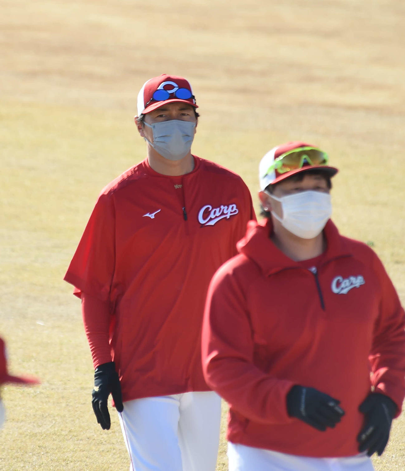 2軍の全体練習に合流した広島長野久義外野手（左）