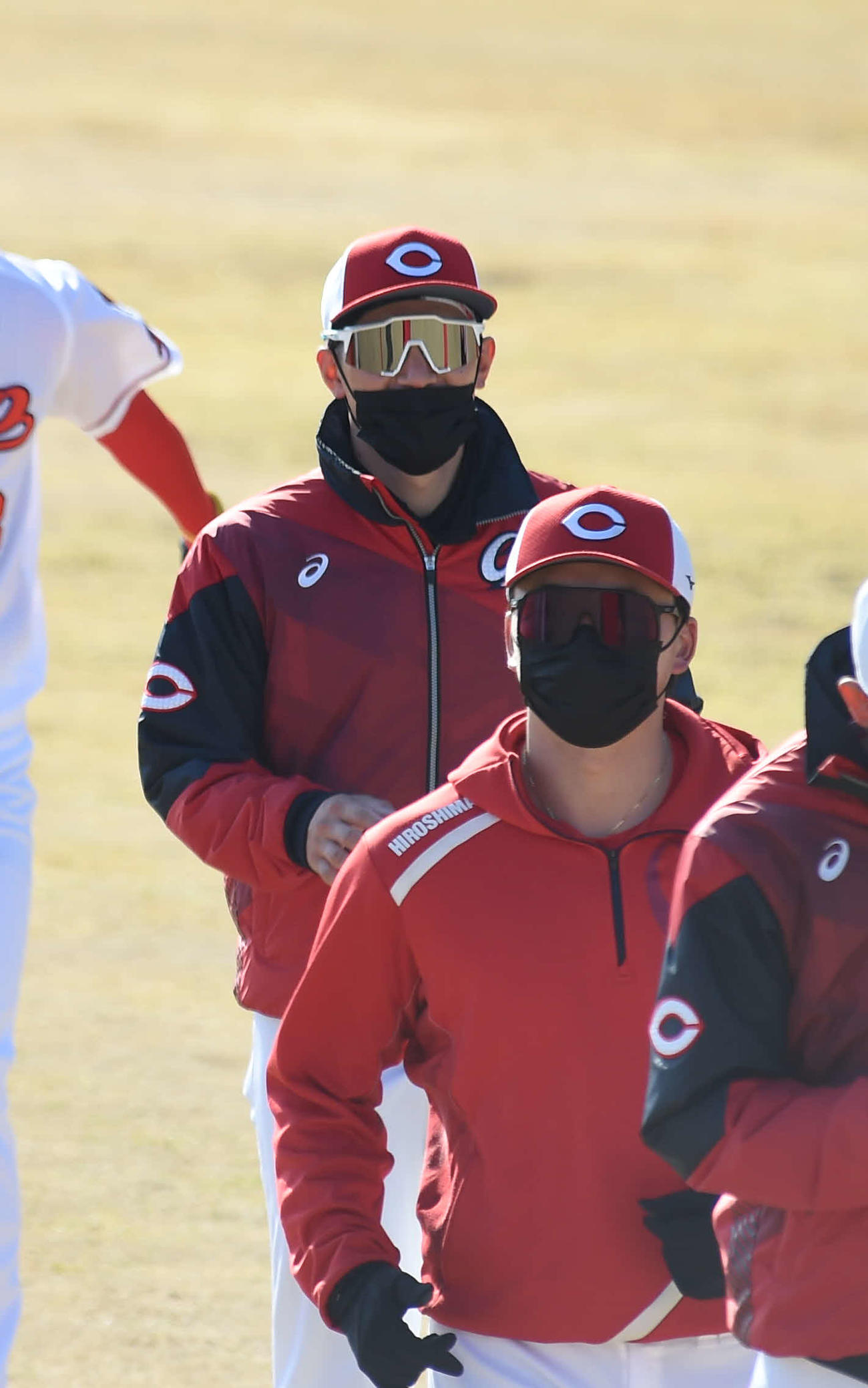 2軍の全体練習に合流した広島西川龍馬外野手（左）