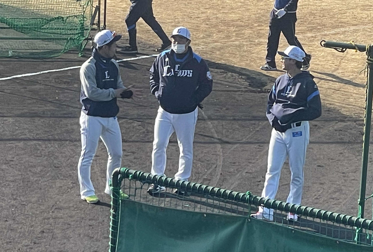 チームに合流し佐藤コーチ（中）と話す外崎（左）と、金子