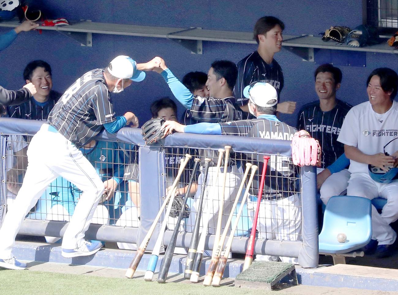 抽選で阪神との練習試合の4番打者を引き当てガッツポーズの日本ハム谷内（中央）（撮影・黒川智章）