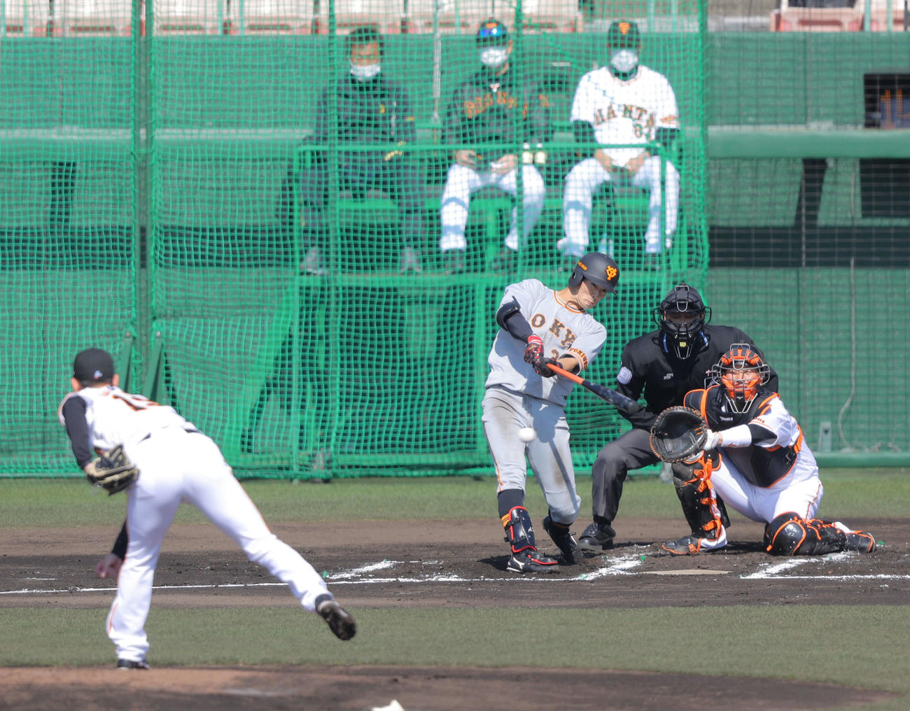 巨人紅白戦　1回表紅組2死満塁、右翼線に3点適時三塁打を放つ巨人若林。投手山崎伊。後方右は原監督（撮影・河田真司）