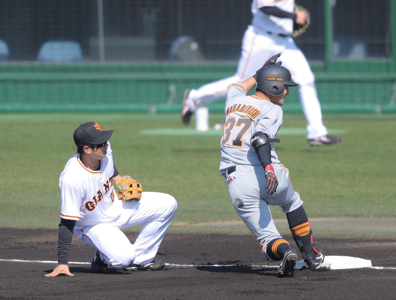 巨人紅白戦　1回表紅組2死満塁、右翼線に3点適時三塁打を放つ若林。三塁手勝俣（撮影・河田真司）