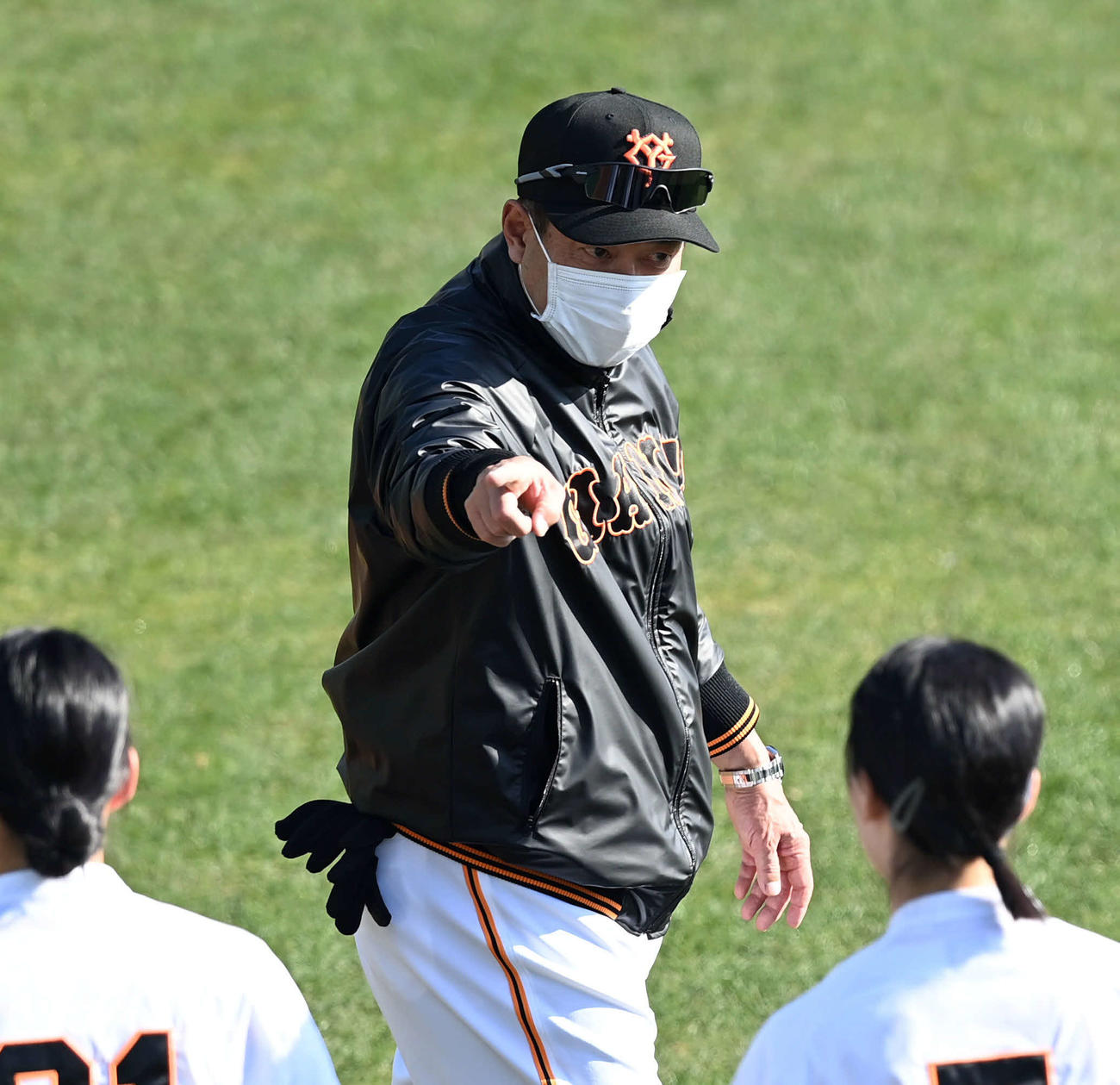 女子選手に声をかける巨人原辰徳監督（撮影・たえ見朱実）