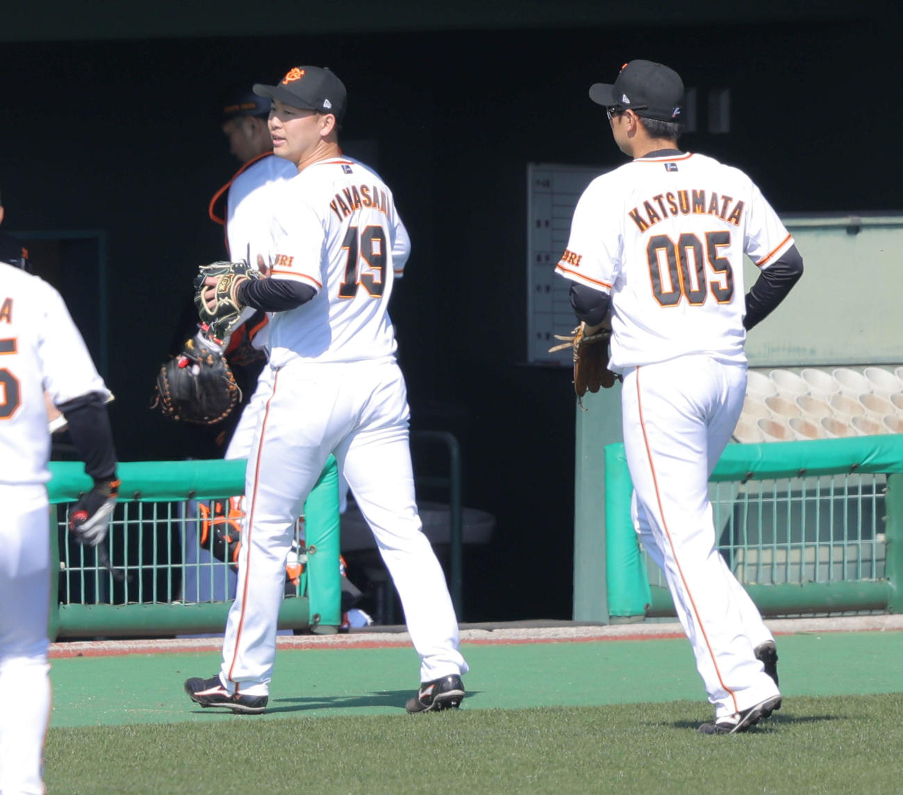 巨人紅白戦　1回表紅組を抑え、ベンチに戻る山崎伊（左）（撮影・河田真司）