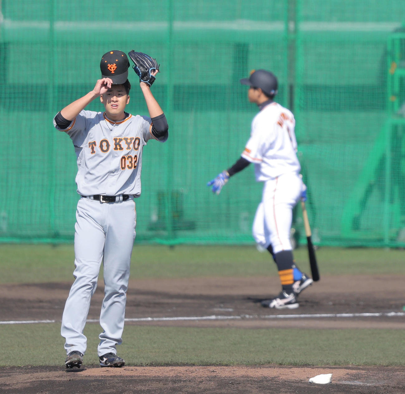 巨人紅白戦　1回裏白組無死、松原（奥）を三振に抑える堀田（撮影・河田真司）