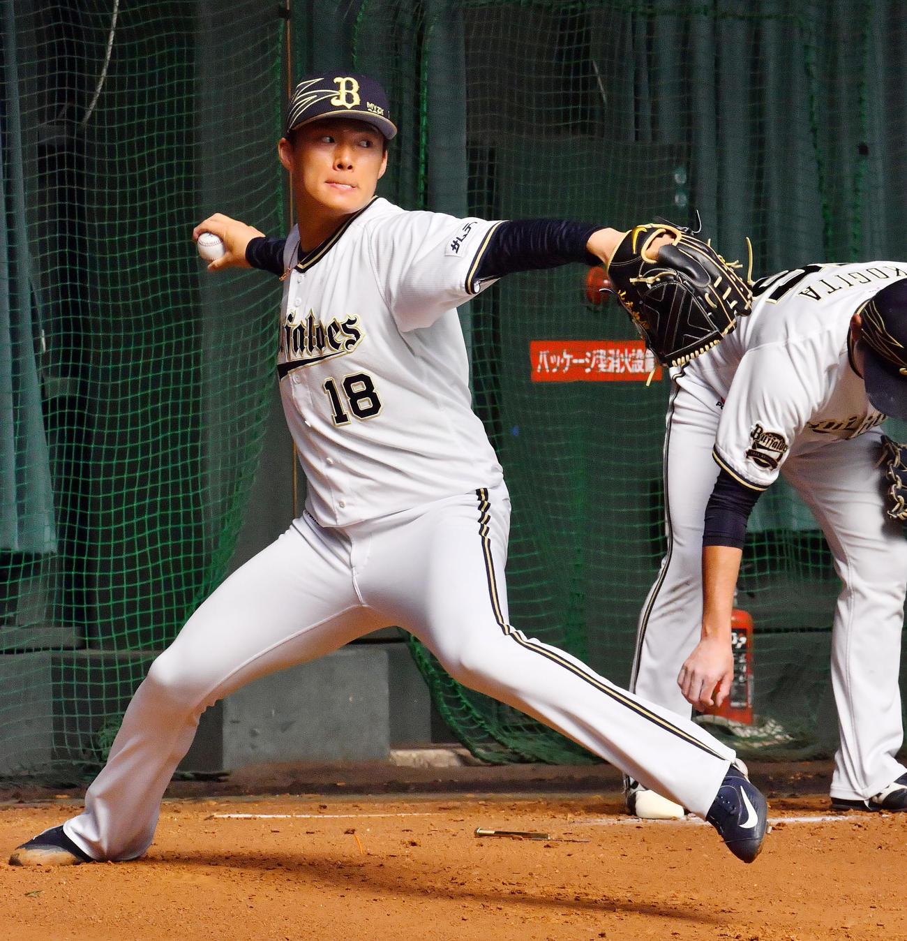 今キャンプで初めてブルペンに入るオリックス山本（撮影・和賀正仁）