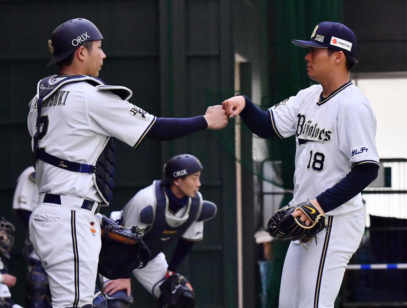 ブルペンでの投球を終えたオリックス山本は捕手若月とグータッチ（撮影・和賀正仁）