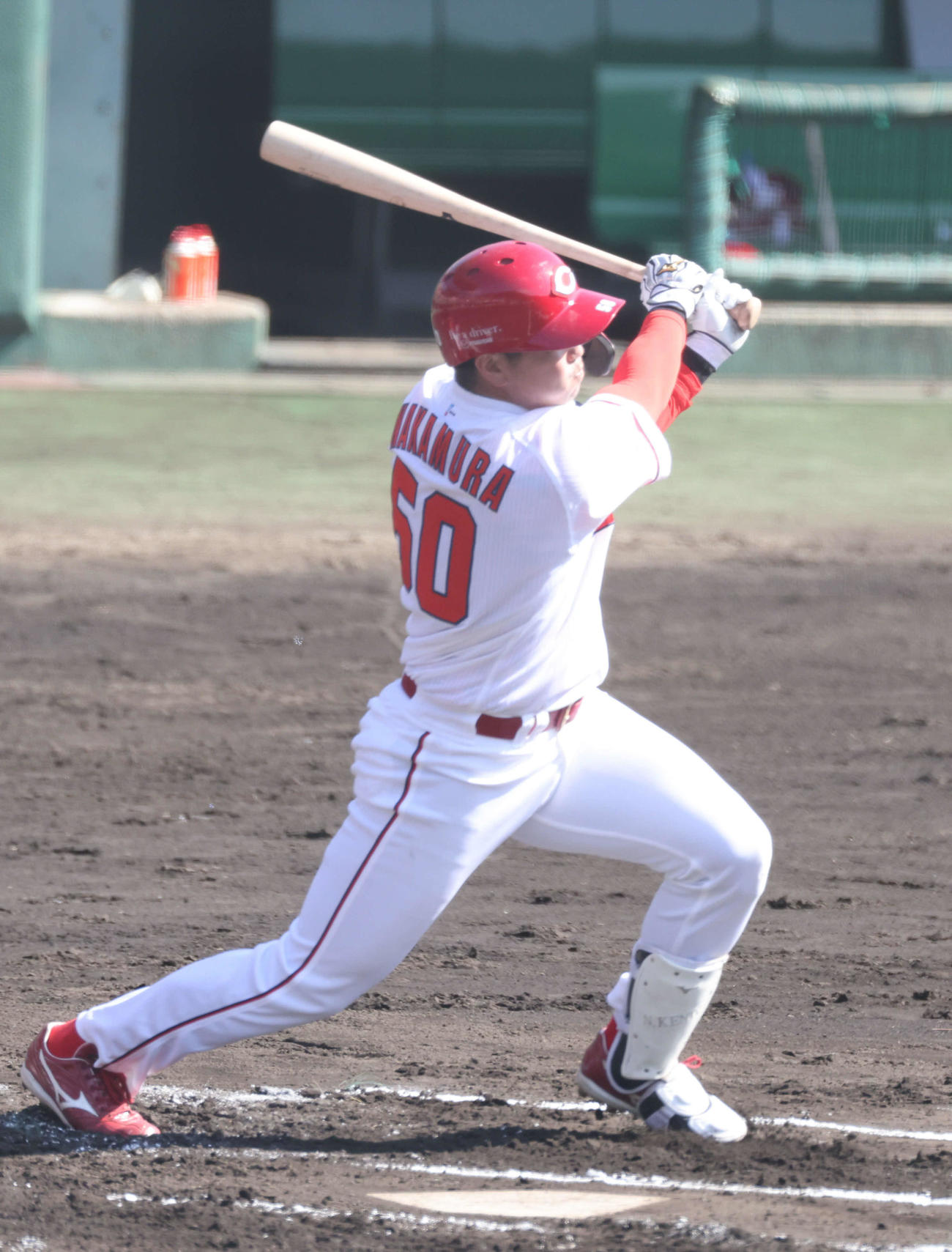 広島紅白戦、1回裏白組無死一塁、ドラフト3位の中村健は先制左越え2点本塁打を放つ（撮影・加藤孝規）