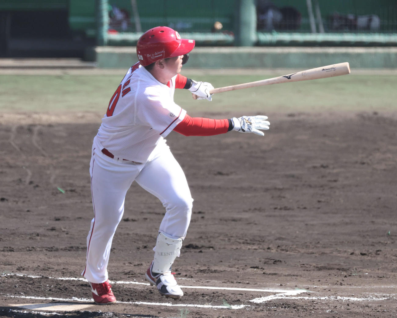 広島紅白戦、1回裏白組無死一塁、ドラフト3位の中村健は先制左越え2点本塁打を放つ（撮影・加藤孝規）