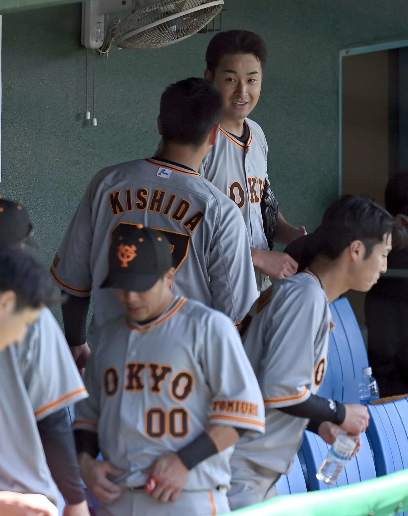 巨人紅白戦　無失点に抑えた紅組先発の堀田は、ベンチに戻り笑顔を見せる（撮影・たえ見朱実）