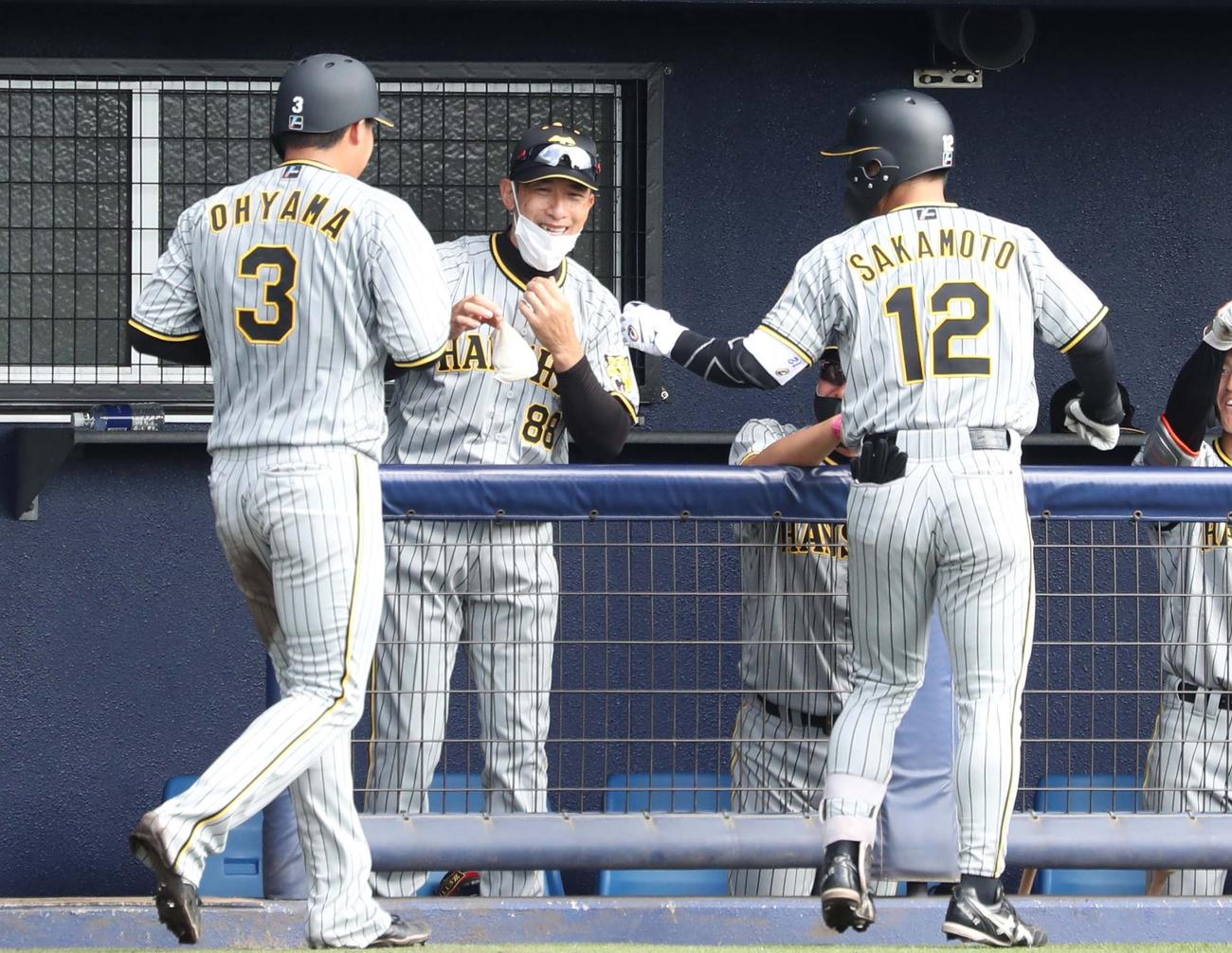 日本ハム対阪神　5回表、2点本塁打を放った坂本をマスクを持って出迎える矢野監督（撮影・黒川智章）