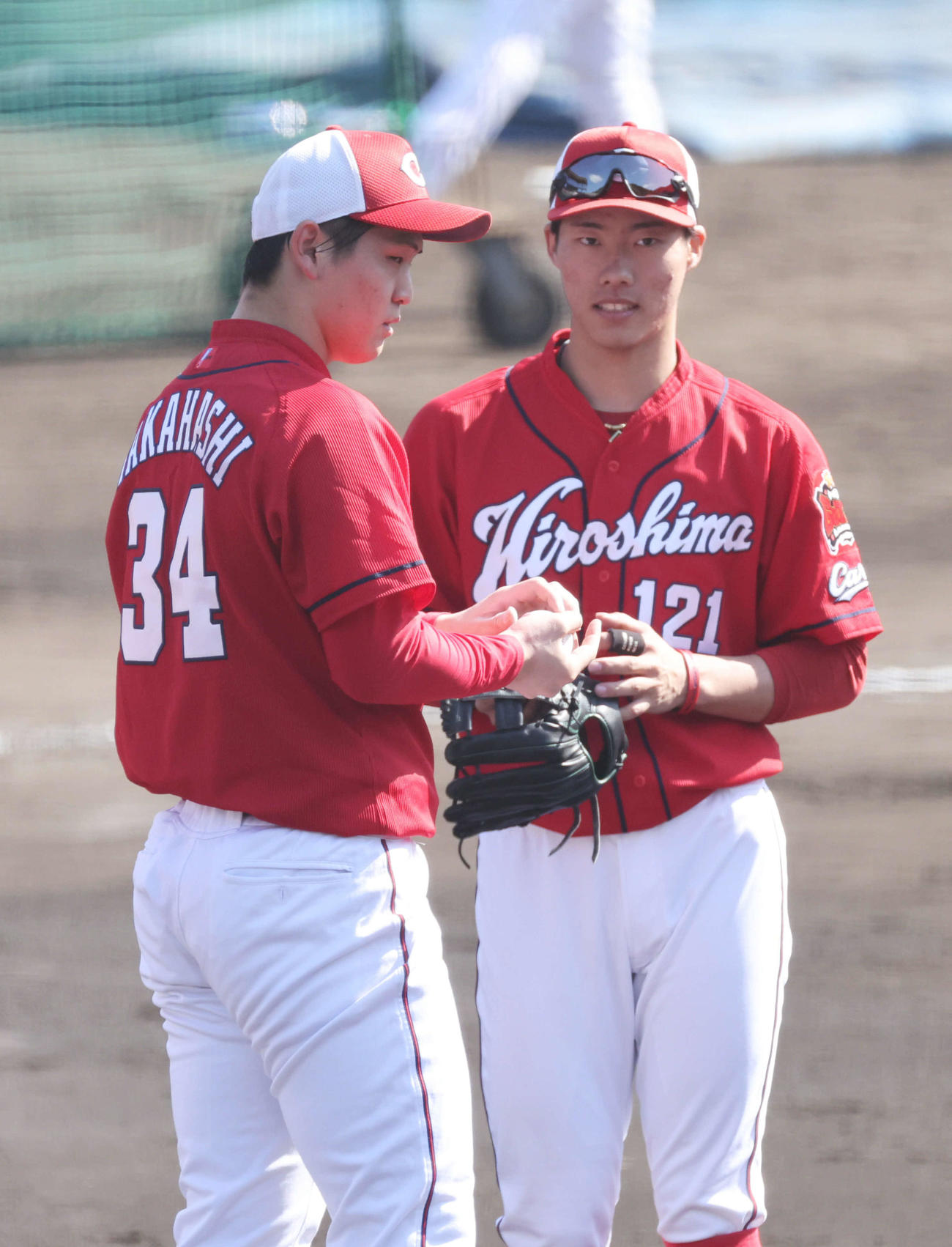 広島紅白戦、1回に3失点の紅組先発の高橋昂（左）。右は二俣（撮影・加藤孝規）