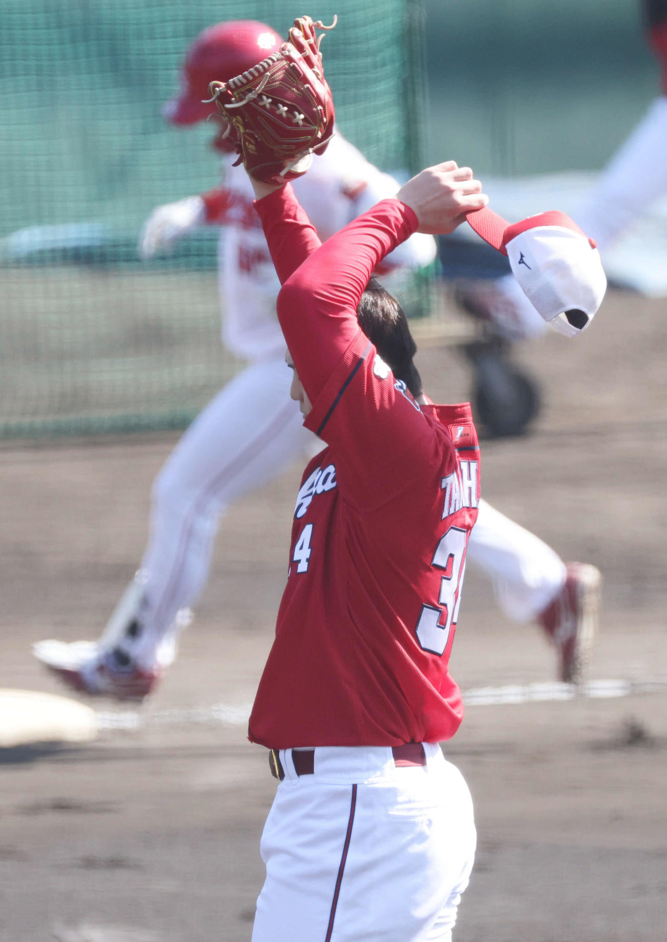 広島紅白戦、1回裏白組無死一塁、ドラフト3位の中村健に先制左越え2点本塁打を打たれた紅組先発の高橋昂（撮影・加藤孝規）