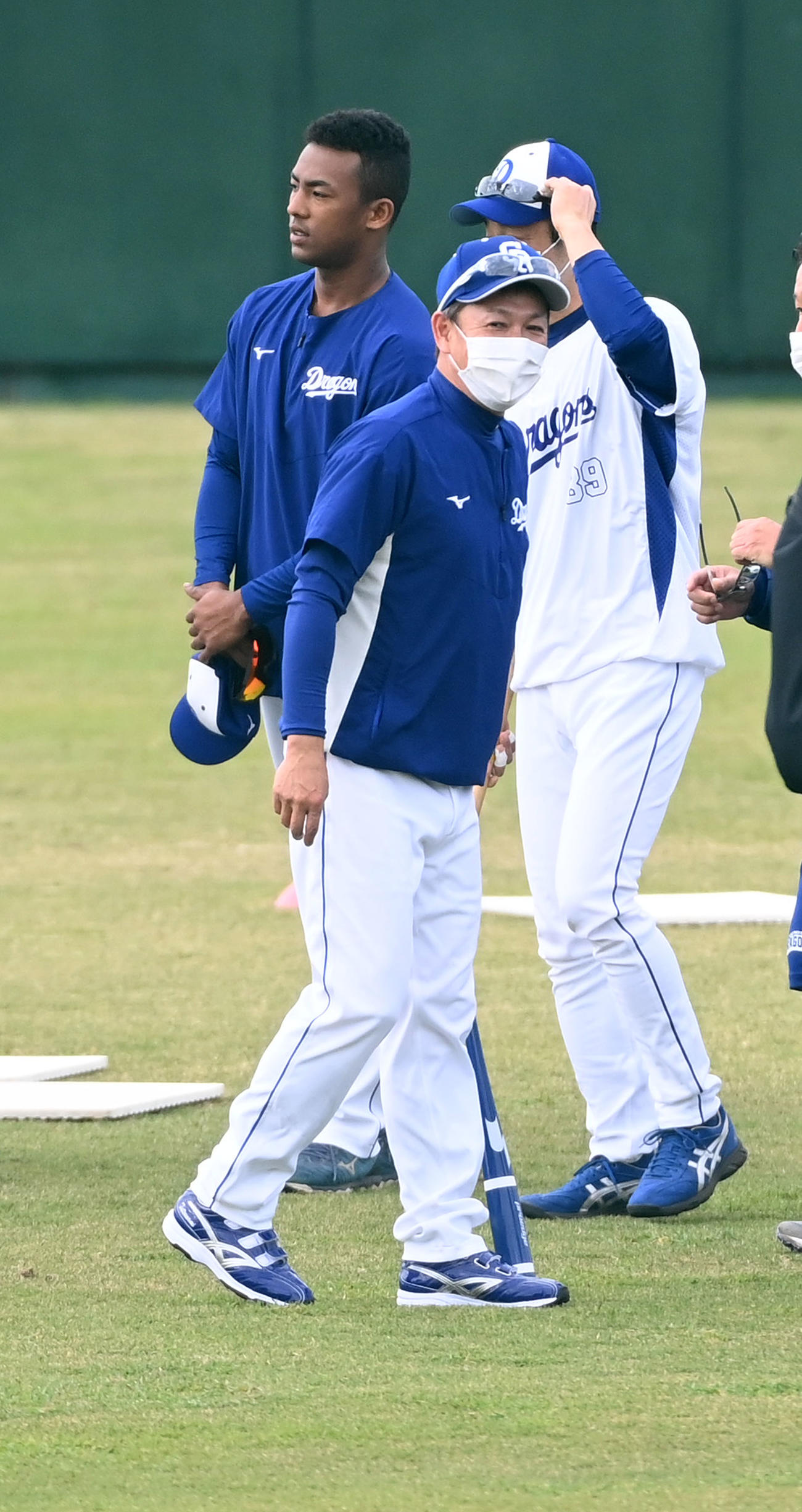 立浪監督（右）の話を聞いたブライト健太（撮影・前岡正明）