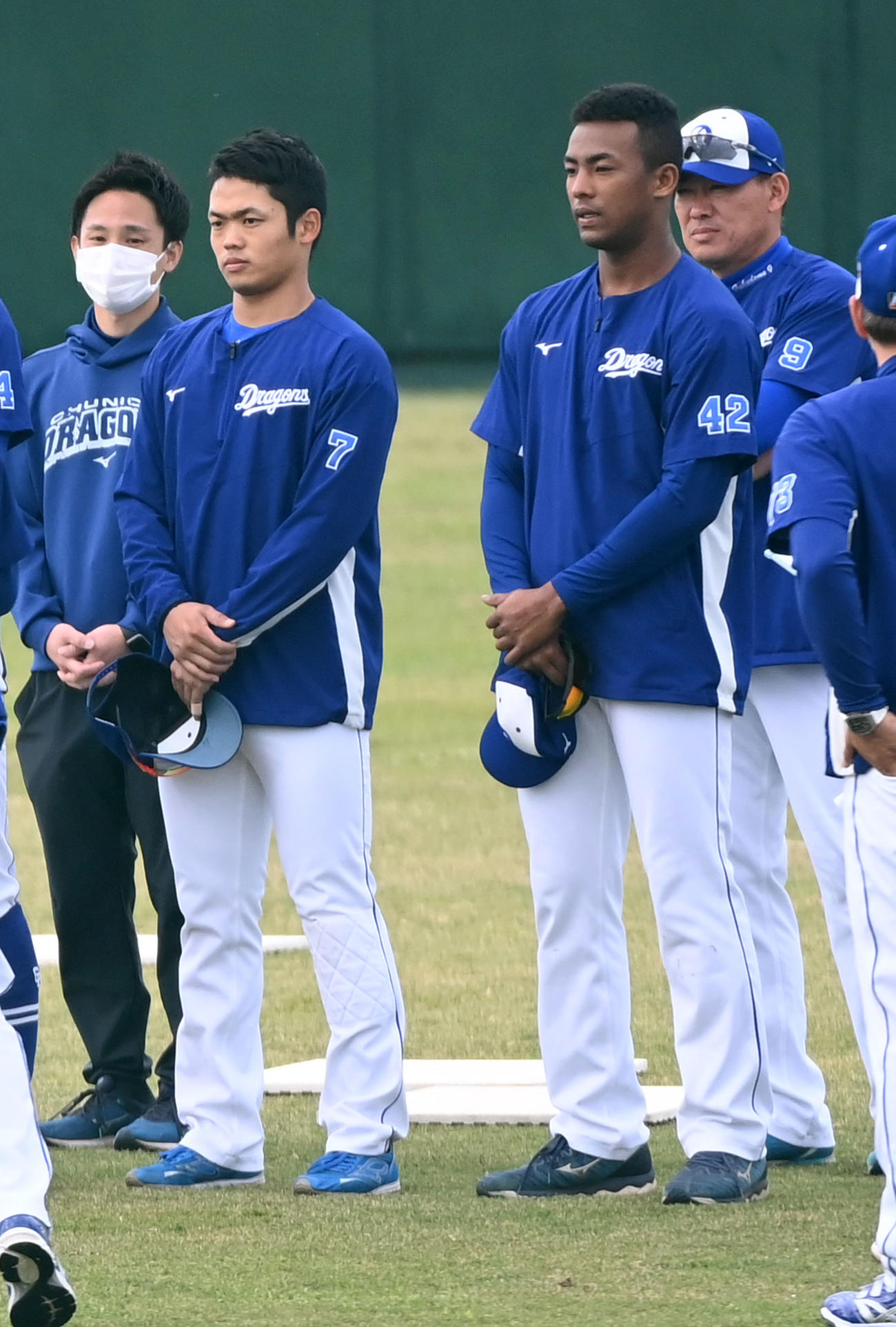 練習開始前、首脳陣の話を聞く根尾（左）とブライト健太（撮影・前岡正明）
